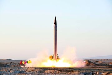 مرکز ناوگان پنجم دریایی آمریکا مورد تهاجم موشکی و پهپادی نیروی هوافضای سپاه قرار گرفت