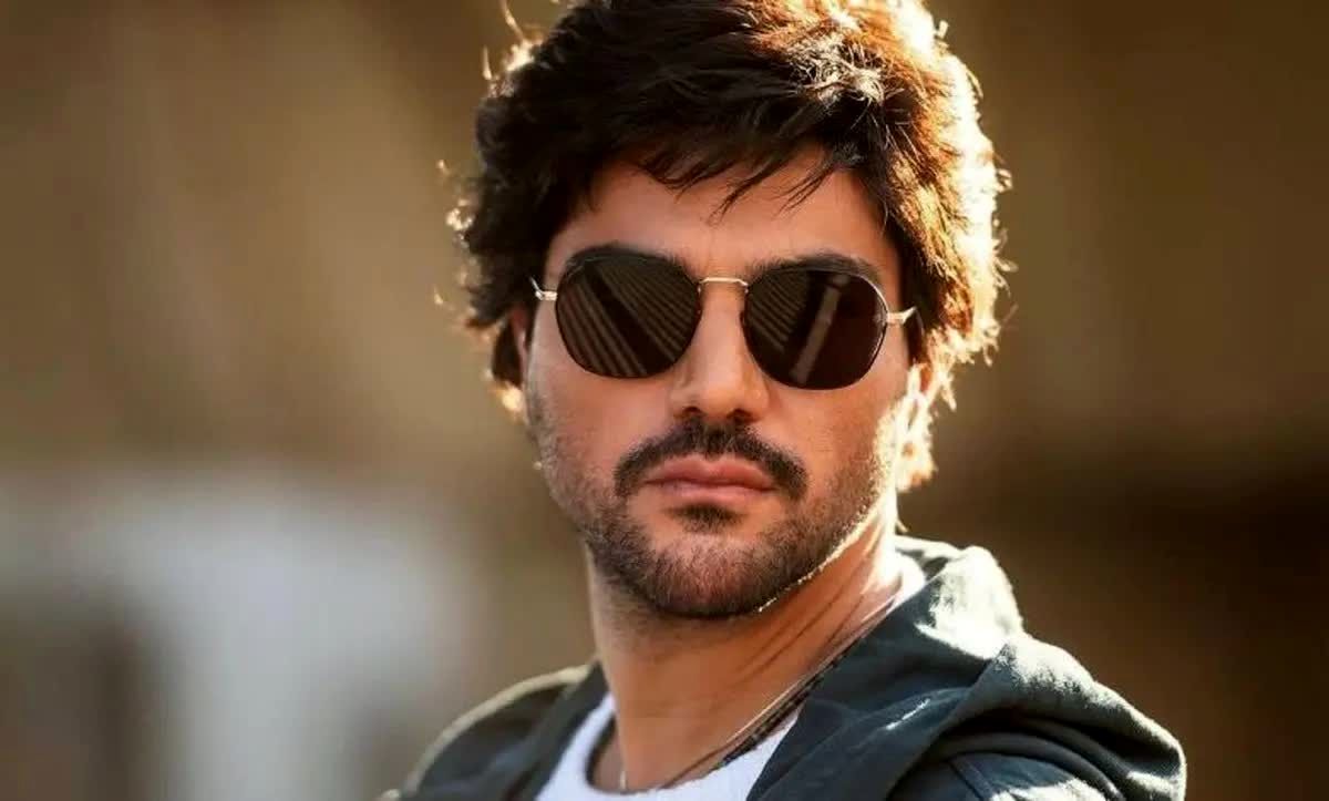 سینا مهراد هم «باید برخاست» گوش می‌دهد 