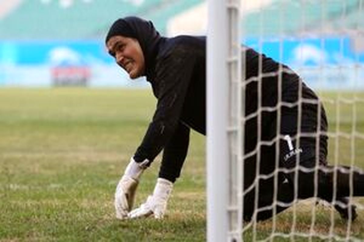 دروازه بان تیم ملی: با گریه‌های مادرم اشک ریختم
