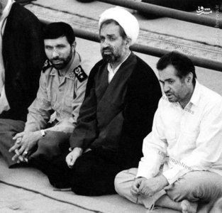 استاد سید علی اکبر پرورش در کنار شهید صیاد شیرازی و حجت الاسلام سالک در نماز جمعه تهران
