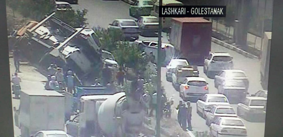 واژگونی تریلی حامل خودرو‌های صفر