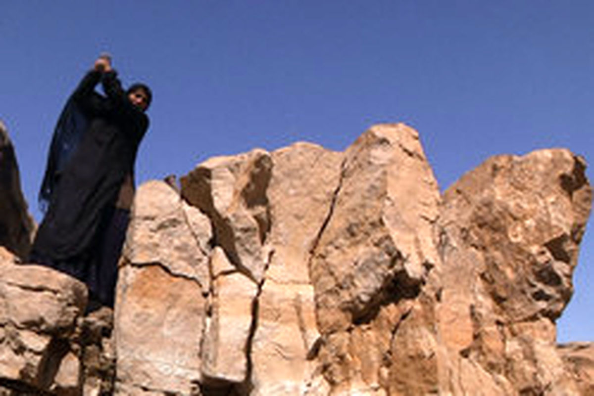 داستان زنی که نانش را از زیر سنگ درمی آورد