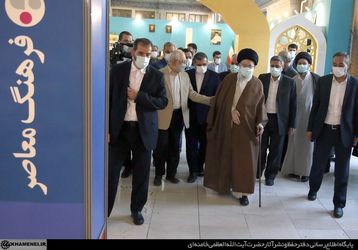 بازدید رهبر انقلاب از نمایشگاه کتاب تهران/گزارش تصویری
