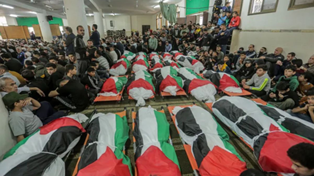 
تراژدی خانواده فلسطینی که در بمباران به شهادت رسیده و امروز در آرامگاه ابدی قرار گرفتند
