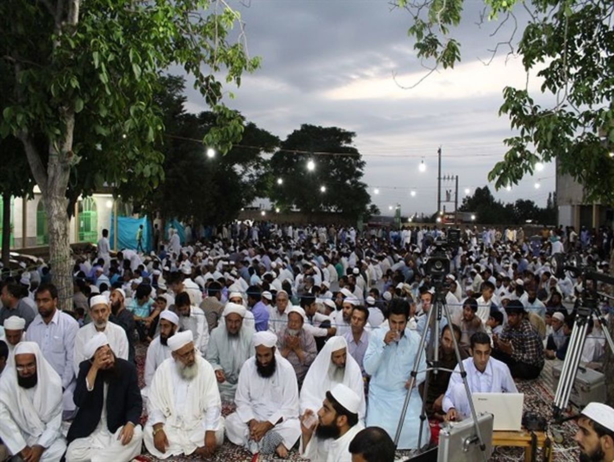 اقامه نماز تراویح و ختم قرآن در حوزه علمیه «فاروقیه» گالیکش + تصاویر