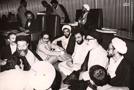 استاد سید علی اکبر پرورش در کنار آیت الله طالقانی، آیت الله بهشتی و برخی از نمایندگان مجلس خبرگان قانون اساسی در حاشیه این مجلس