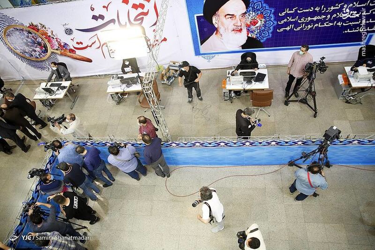 احمدی‌نژادی با کت بنفش+عکس