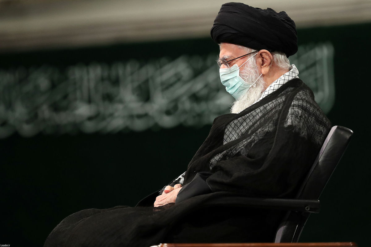 عکس رهبر معظم انقلاب در عزاداری شب تاسوعا ۱۴۰۰