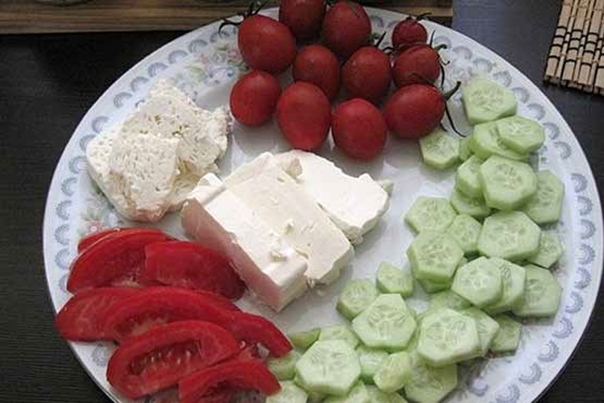خوردن پنیر با گوجه و خیار عمر را کوتاه می‌کند؟