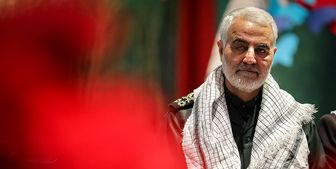 تصویری قدیمی از شهید سلیمانی در کنار جمعی از رزمندگان جنگ تحمیلی