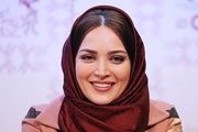  بوسه از ته دل «بهنوش طباطبایی» برصورت بازیگر برنده سیمرغ جشنواره/ عکس 