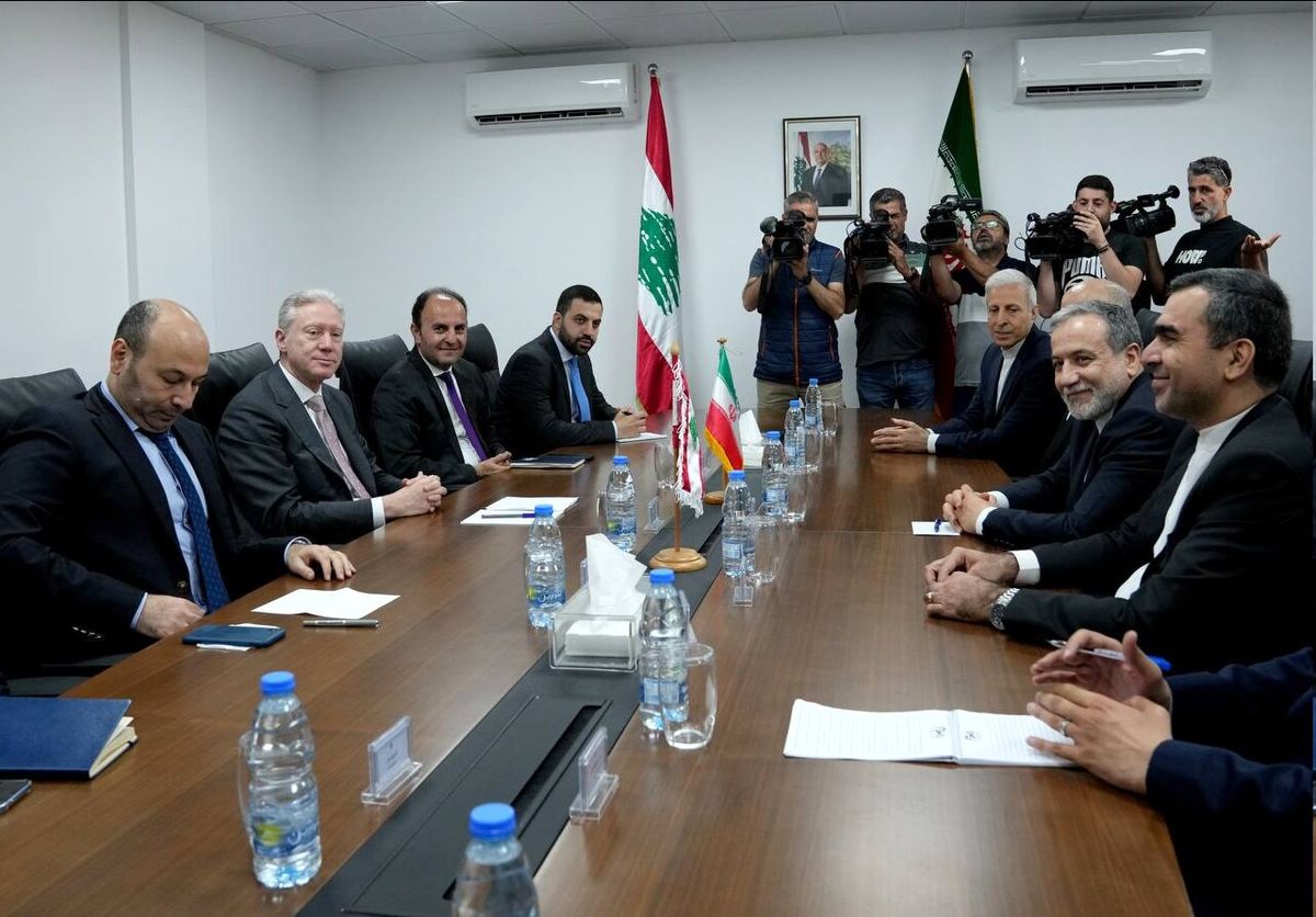 نحوه دست دادن وزیر خارجه لبنان به عراقچی+عکس