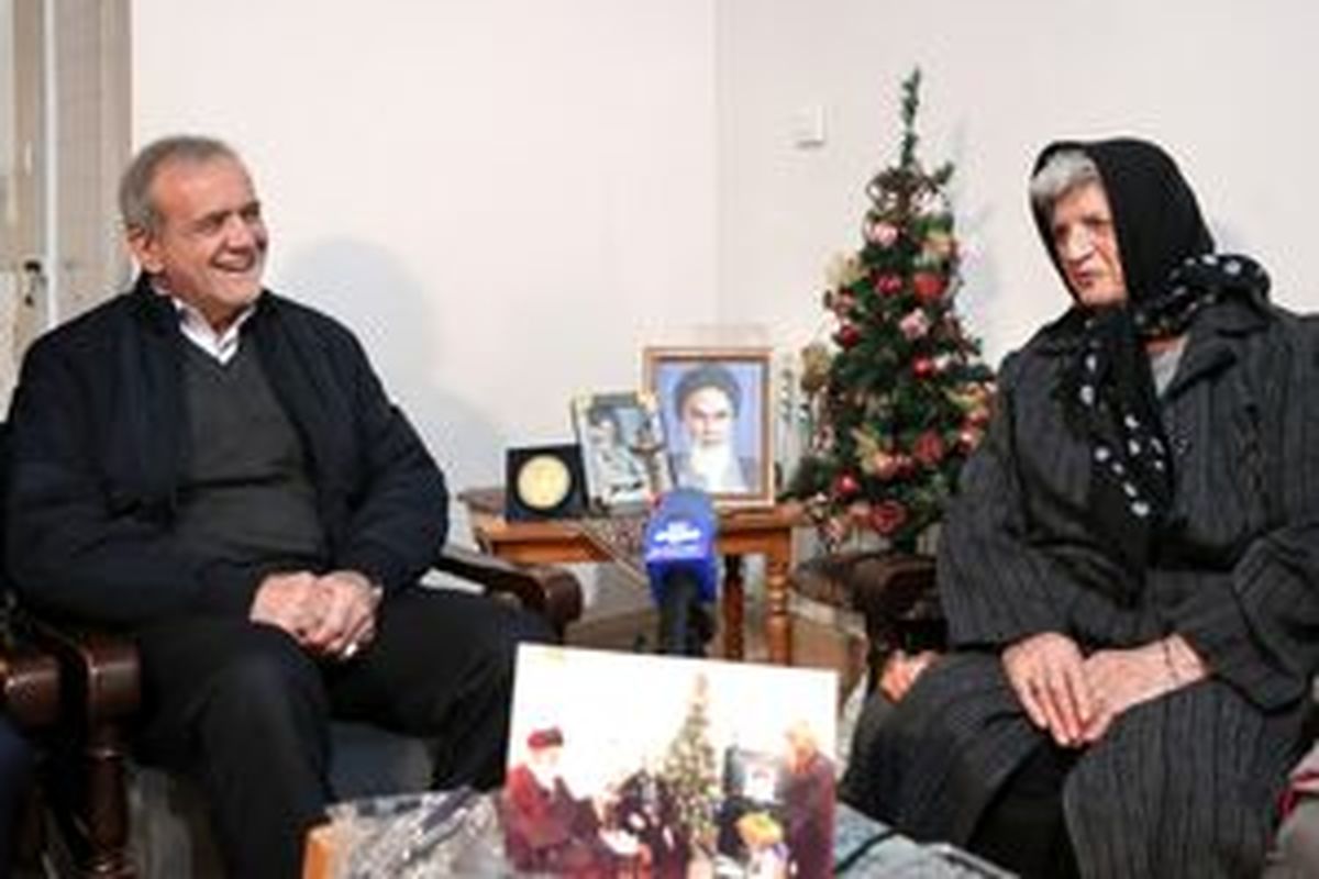 دیدار پزشکیان با خانواده شهید رازمیک خاچاطوریان