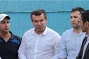 استیلی بطری آب را به زمین کوبید