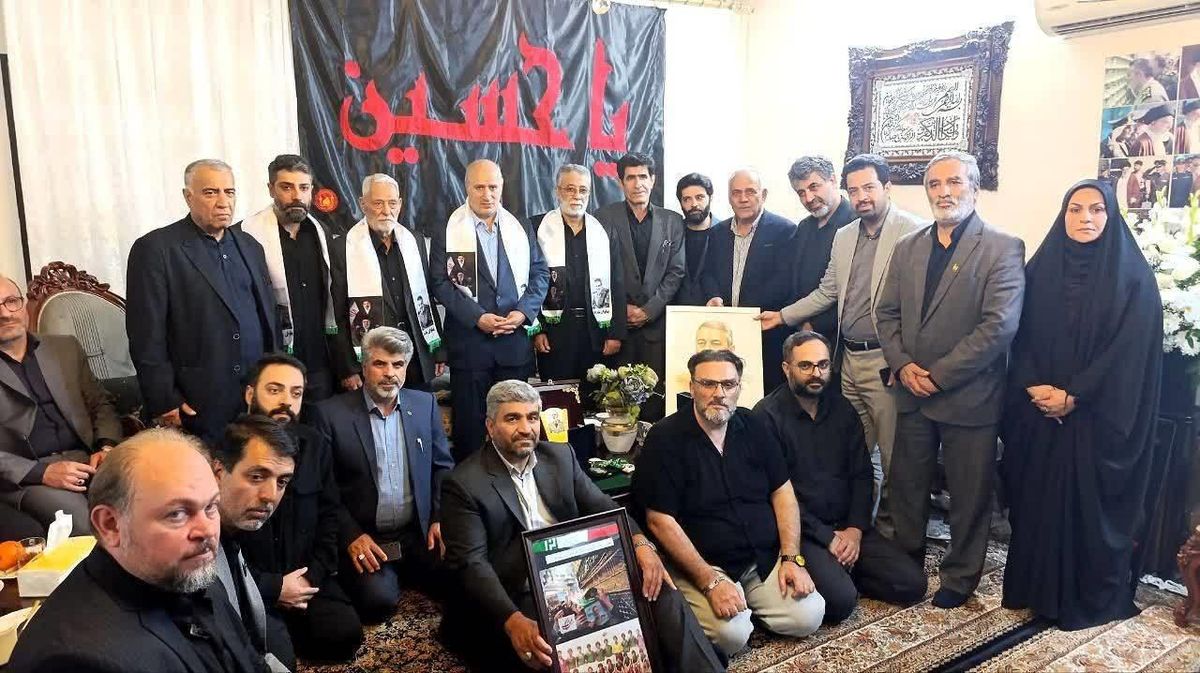 رئیس فدراسیون فوتبال از خانواده شهید سپهبد موسوی تجلیل کرد+ عکس