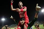 مسلمان از چمن ورزشگاه به چه کسی در جایگاه ویژه اشاره کرد