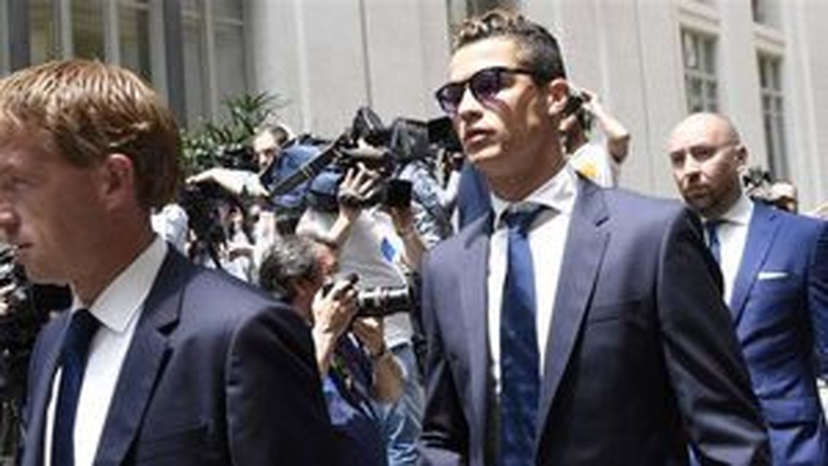 فرار رونالدو از خبرنگاران بعد از پایان دادگاه