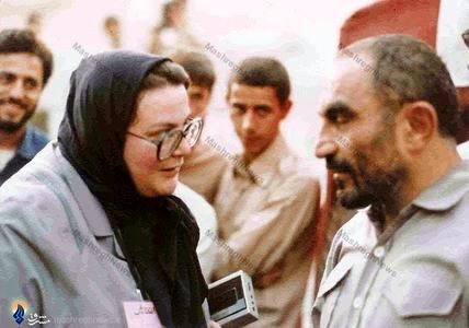 شهید سید اسدالله لاجوردی درگفت وگو با خبرنگار آلمانی. این خبر نگار پس از مصاحبه با شهید لاجوردی از کار خود برکنار شد