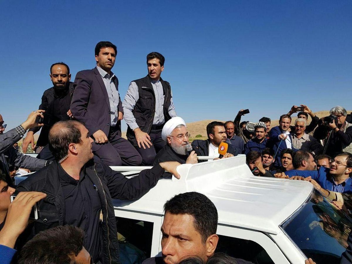 روحانی به دلیل کمبود جا بر روی ماشین با مردم صحبت کرد
