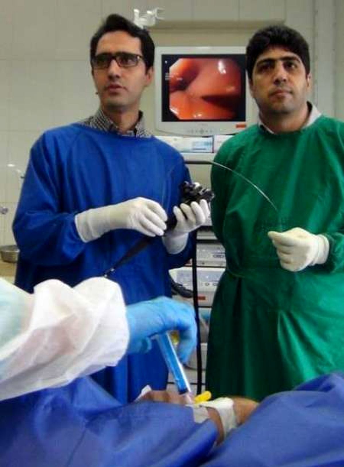 
خارج کردن شیشه از داخل مری بیمار بدون عمل جراحی
