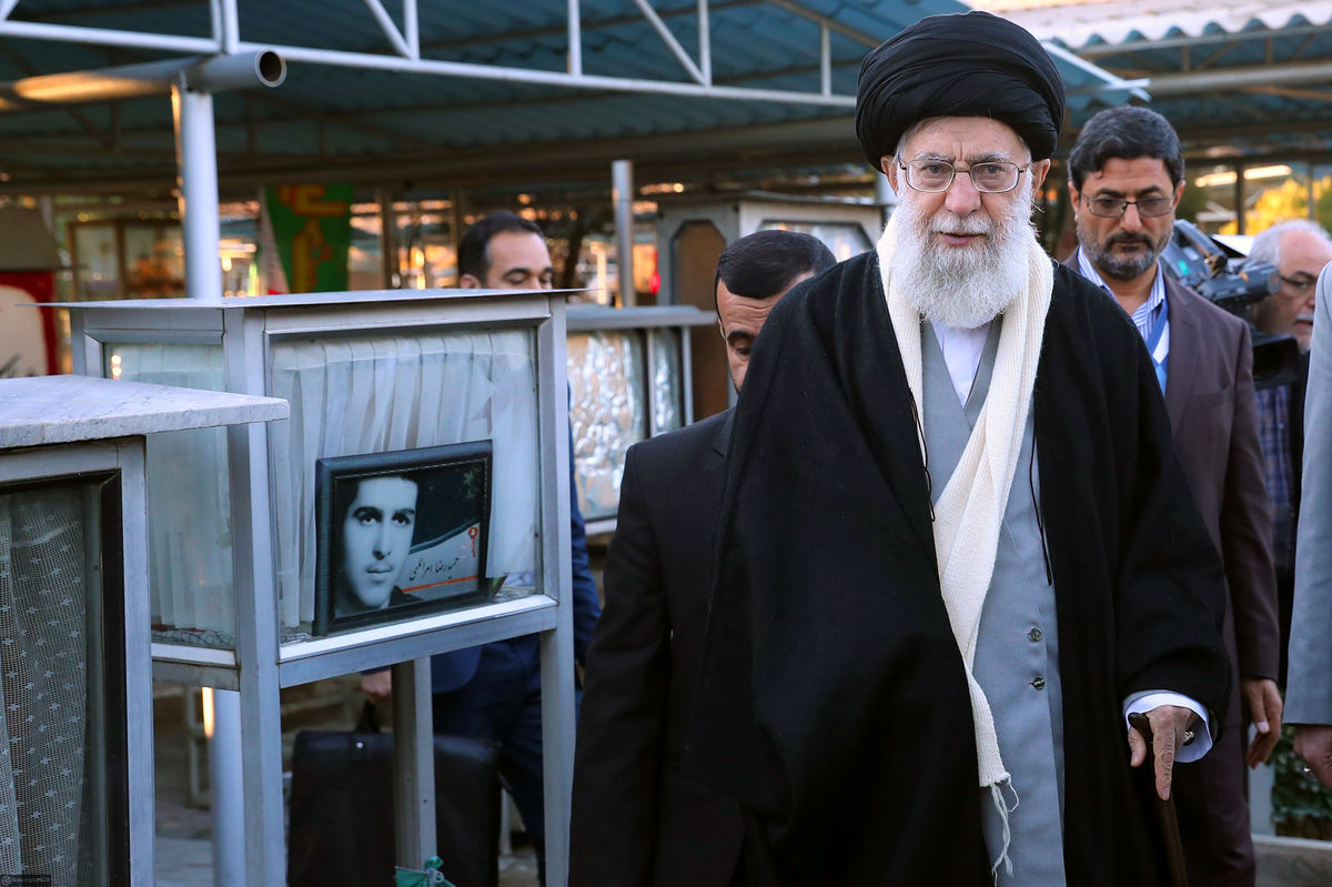 نظر امام خامنه ای درباره یکسان‌سازی قبور شهدا