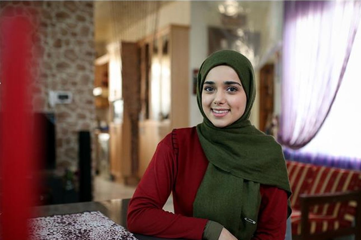 نهال گلابی غرق در مطلالعه /عکس