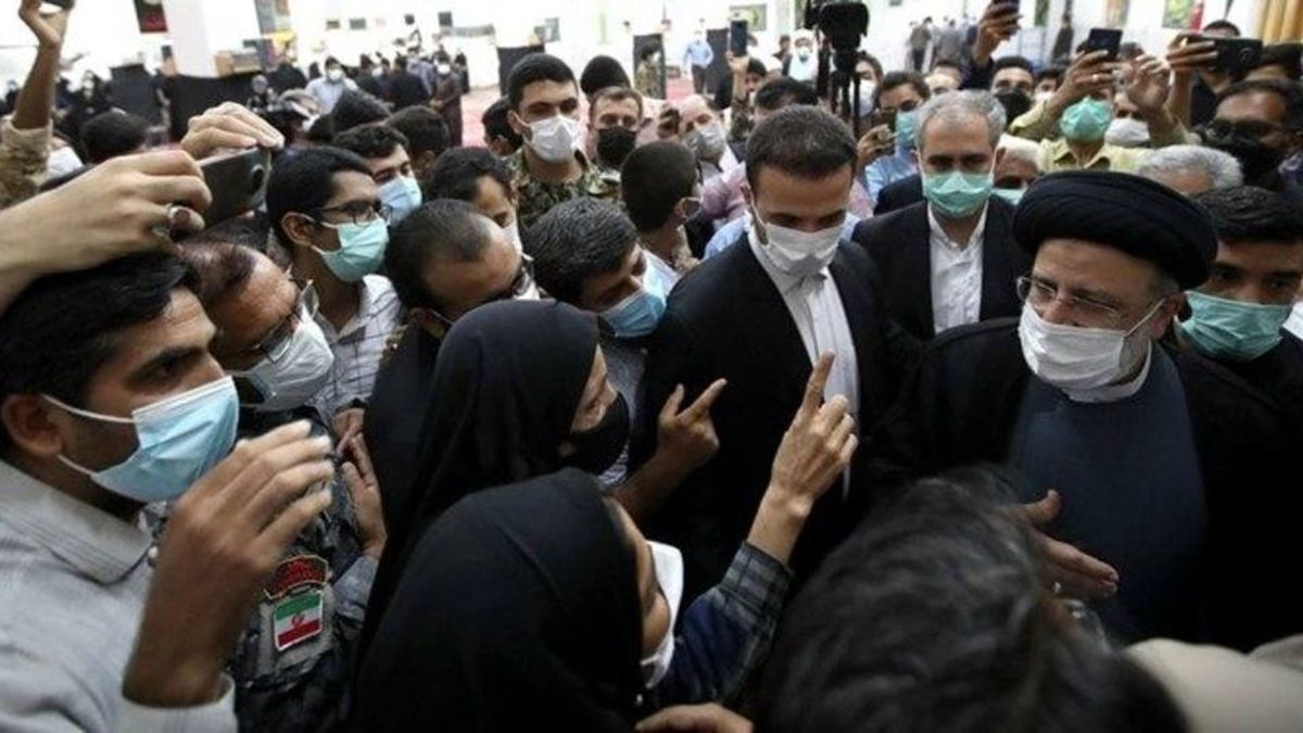 رئیسی پای درد دل مردم می‌نشیند