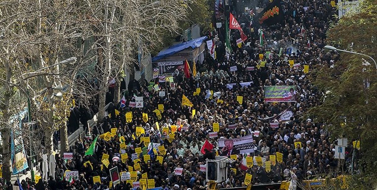یادآوری جنایت‌های آمریکا توسط راهپیمایان