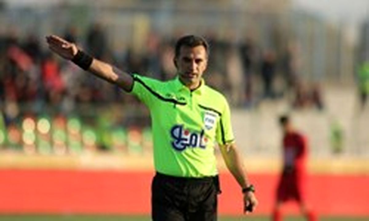 بازیکن بطری آب پرتاب می‌کند و تماشاگران فحش هم می‌دهند 
