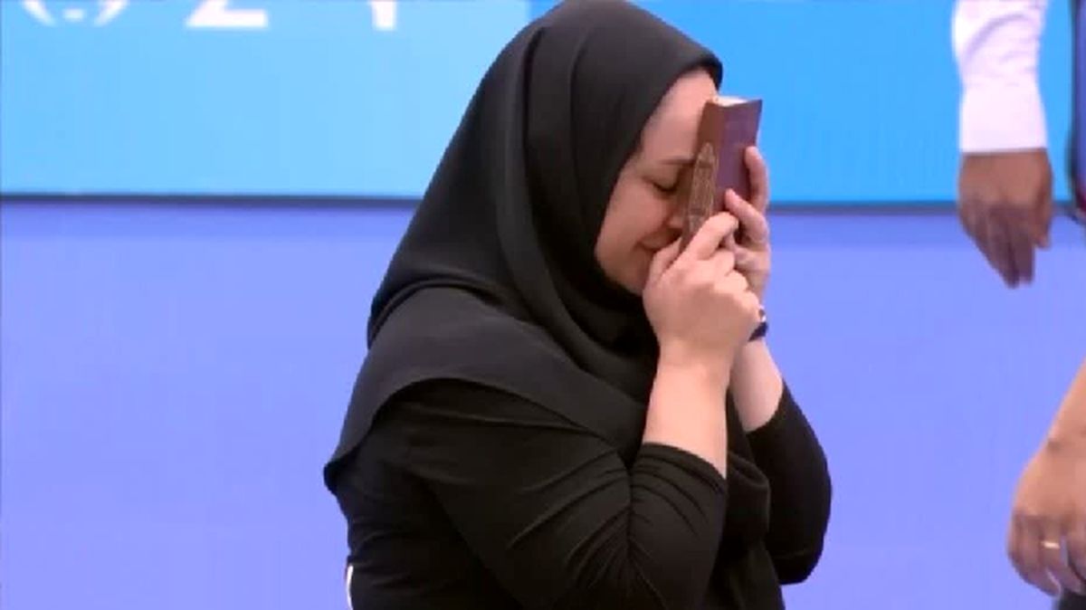 لحظه احساسی بوسه دختر مدال آور المپیک بر دستان مادر شهید