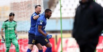 گل اول استقلال به آلومینیوم اراک توسط یامگا+ فیلم