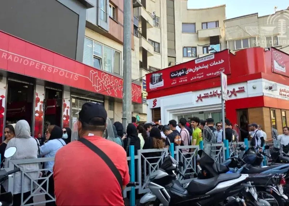 هواداران پرسپولیس برای چهارمین بار مقابل درویش تجمع کردند