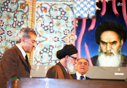 آيت الله سيد محمود طالقاني در حال استقرار در تريبون حسينيه ارشاد و قبل از آغاز سخنراني.