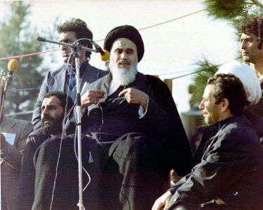 مرتضایی فر در روز سخنرانی امام خمینی در بهشت زهرای تهران. 12 بهمن 1357