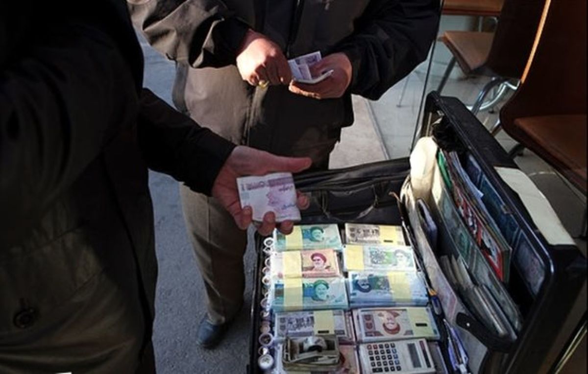 بازار داغ اسکناس‌ تانخورده در میدان فردوسی
