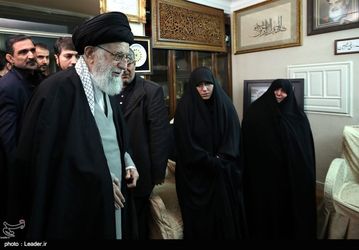 حضور رهبر معظم انقلاب در منزل شهید حاج قاسم سلیمانی