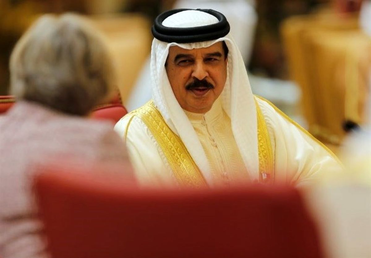 نقاب شاه بحرین افتاد