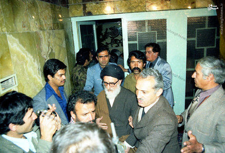 آيت الله سيد محمود طالقاني پس از اتمام سخنراني در مراسم ترحيم شهيد آيت الله مطهري، در حال ترك حسينيه ارشاد