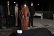 رهبر انقلاب سحرگاه شنبه بر پیکر علامه مصباح یزدی اقامه نماز کردند
