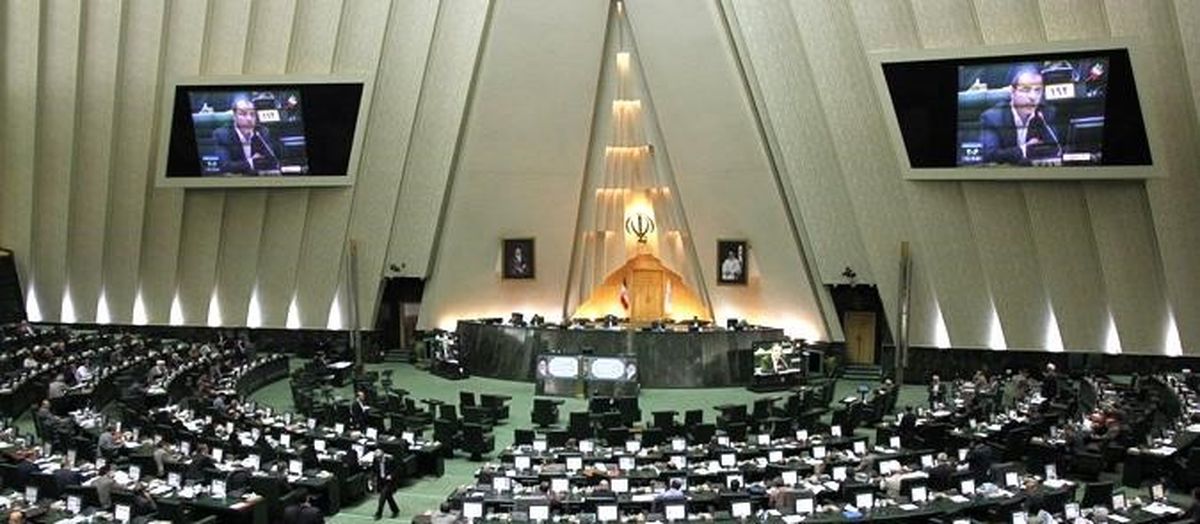 تجلیل از خانواده شهدای امنیت در صحن علنی مجلس
