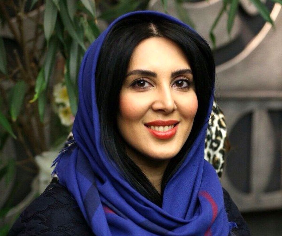 سلفی لیلا بلوکات با مانتوی یلدایی‌اش /عکس