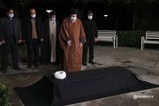 اقامه نماز رهبر انقلاب بر پیکر آیت‌الله مصباح یزدی+ فیلم