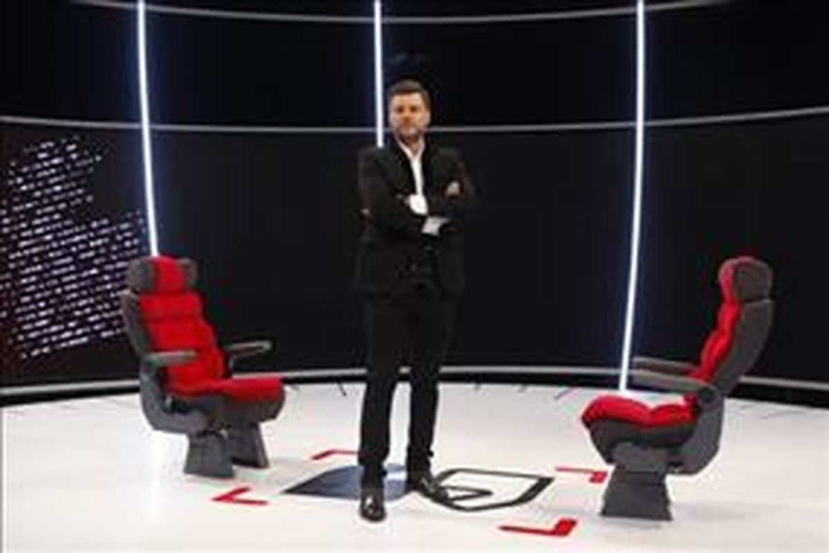 واکنش مجری مشهور به دکور جنجالی برنامه اش/ فیلم