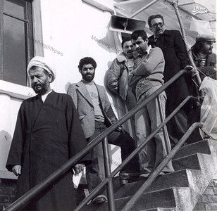 حجت الاسلام شیخ علی اصغر مروارید و برخی فعالان دفتر امام در حال آماده سازی شرایط برای آغاز مصاحبه امام خمینی