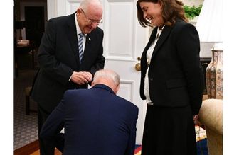 جنجال زانو زدن جو بایدن مقابل مقام صهیونیست در آمریکا+ عکس