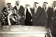 زیارت شاه عربستان از قبر شیطان بزرگ! + عکس