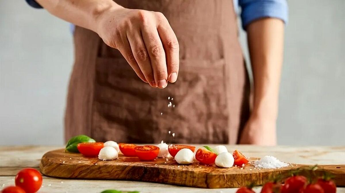 عواقب بسیار خطرناک حذف کامل نمک از غذا | چرا باید نمک بخوریم؟