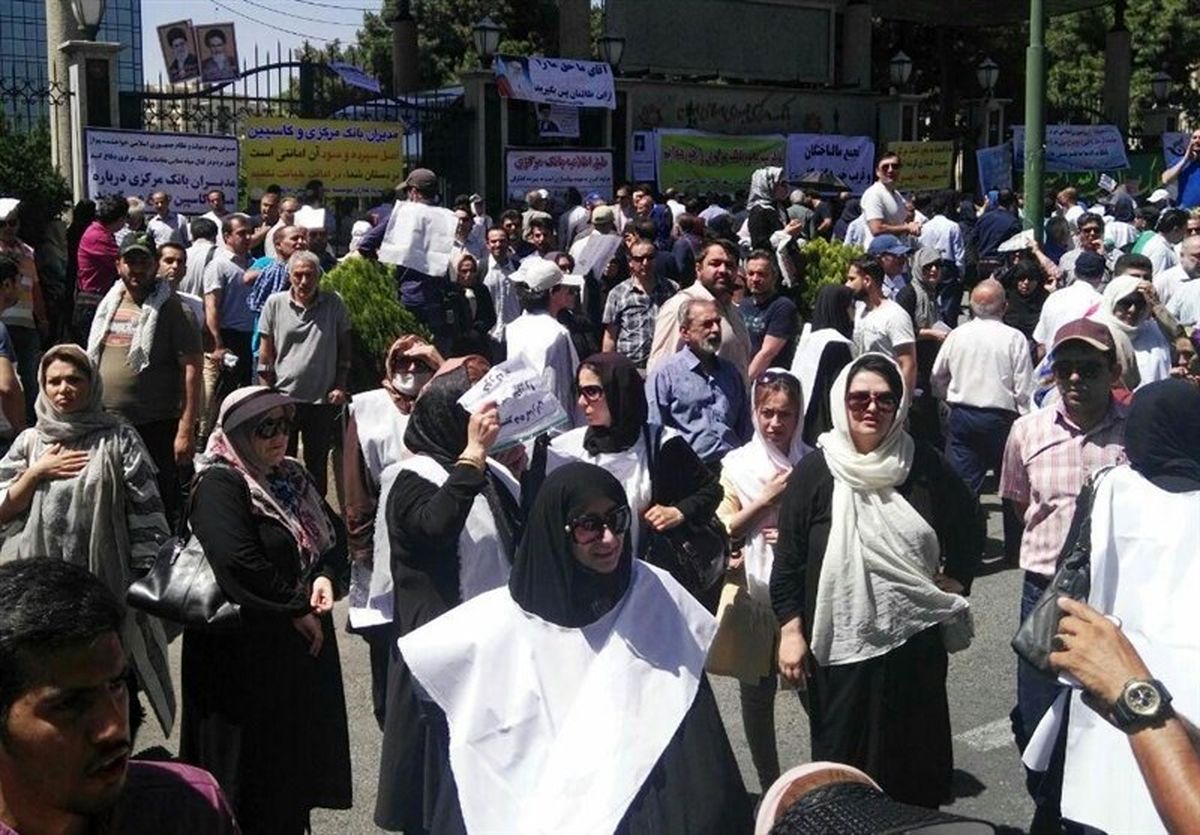 کاسپینی‌ها مقابل بانک مرکزی کفن پوش شدند+ عکس
