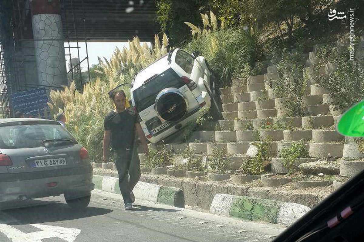 پرواز یک خودرو در تهران/ عکس