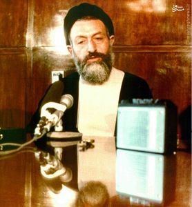 شهید آیت الله دکتر سید محمد حسینی بهشتی در حال مصاحبه مطبوعاتی
